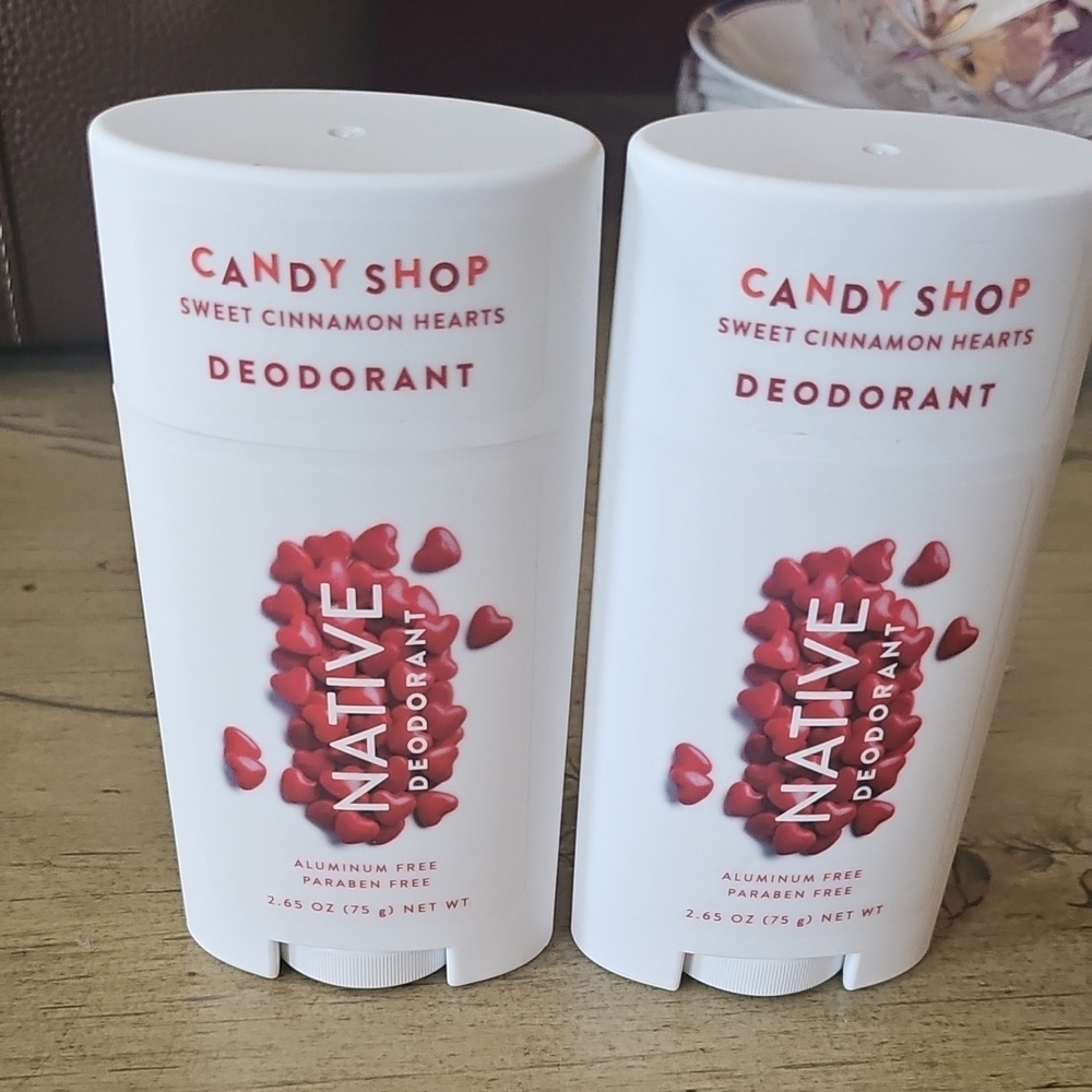 Native Sweet Cinnamon Hearts Deodorant - White and Red